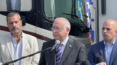 Esteban Bovo alcalde de Hialeah.