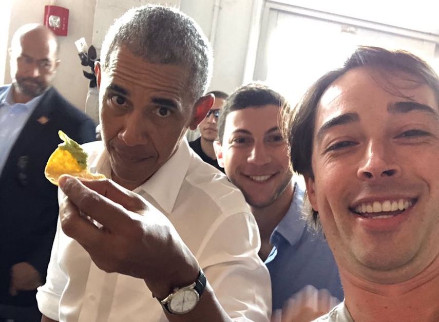 El expresidente Obama posó para varias fotos con los empleados del lugar.&nbsp;