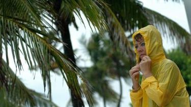 Mia Fester observa bajo la lluvia los fuertes vientos que la tormenta Katrina trajo a su llegada en la playa de Fort Lauderdale, en Florida,  el 25 de agosto de 2005.  EFE