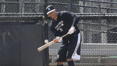 Rodríguez tiene que trabajar duro para volver a jugar a diario con los Yankees. (AP)