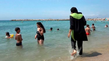 Una persona con un burkini en una playa en Marsella, Francia.