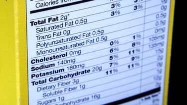 Etiqueta de información nutricional al costado de una caja de cereal, en Washington.