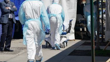 Los cuerpos son trasladados por personal de salud a un cami&oacute;n de refrigeraci&oacute;n que sirve como una morgue temporal en el Hospital Wyckoff, en Brooklyn, Nueva York el 6 de abril de 2020.