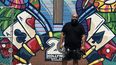 El artista plástico Carlos Solano presenta mural en Hard Rock Hotel como parte del Mes de la Herencia Hispana 2024.