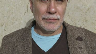 En esta foto del 29 de noviembre de 2016, el escritor mexicano Guillermo Arriaga posa durante la Feria Internacional del Libro de Guadalajara, en Guadalajara, México. La más reciente novela de Arriaga Salvar el fuego, ganadora del Premio Alfaguara 2020, llega a Estados Unidos el martes 19 de mayo.