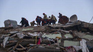 Rescatistas turcos tratan de sacar a Ergin Guzeloglan, de 36 años, de entre los escombros de un edificio caído cinco días después de un devastador terremoto, en Hatay, en el sur de Turquía, el 11 de febrero de 2023.&nbsp;