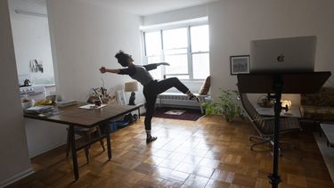 En esta fotograf&iacute;a del jueves 23 de abril de 2020 la bailarina y core&oacute;grafa Netta Yerushalmy calienta durante un ensayo por zoom en su sala en el barrio Lower East Side de Nueva York.&nbsp;