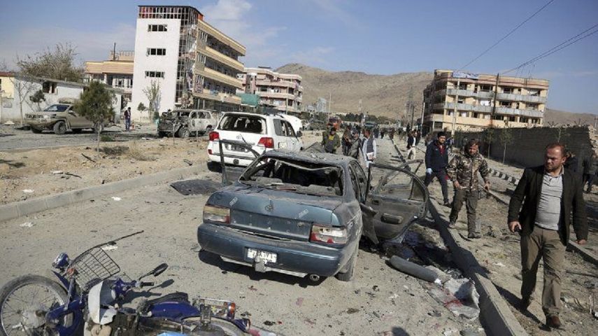 Personal de seguridad afgano acude al lugar de un atentado con coche bomba en Kabul, Afganistán.&nbsp;