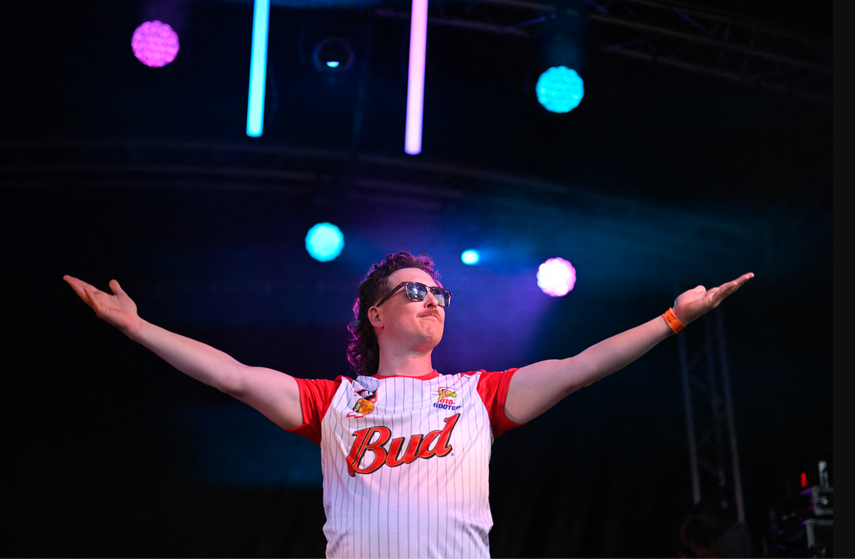 Una persona participa en la Copa Europea Anual de Mullet en Audregnies, al sur de Bélgica, el 23 de mayo de 2026.