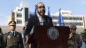 En esta foto de archivo del 9 de febrero de 2020, el presidente de El Salvador, Nayib Bukele, acompañado por miembros de las fuerzas armadas, habla con simpatizantes fuera del Congreso en San Salvador, El Salvador. En esta foto de archivo del 9 de febrero de 2020, el presidente de El Salvador, Nayib Bukele, acompañado por miembros de las fuerzas armadas, habla con simpatizantes fuera del Congreso en San Salvador, El Salvador.