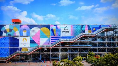 Esta fotografía tomada el 8 de febrero de 2023 muestra una ilustración de los colores dominantes y la identidad visual en el Museo Pompidou, mostrada en una pantalla durante la presentación de los pictogramas de cada disciplina e identidad visual de París 2024 y Juegos Olímpicos y Paralímpicos.