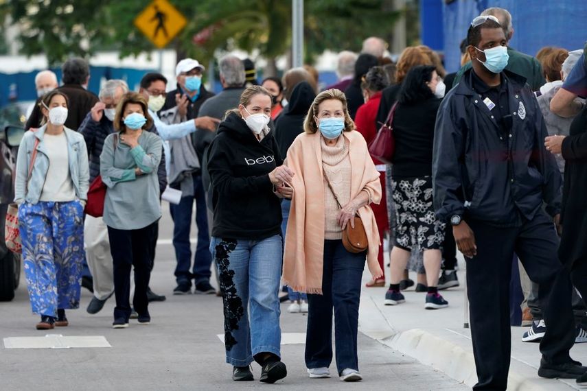 Fotografía de archivo del 6 de enero de 2021 de personas llegando al Hospital Jackson Memorial en Miami, para recibir una vacuna contra el COVID-19.