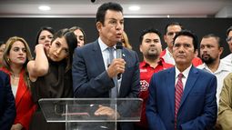 El candidato presidencial hondureño y personalidad mediática Salvador Nasralla (C), del Partido Liberal de derecha (PL), habla durante una conferencia de prensa en Tegucigalpa el 17 de noviembre de 2025.