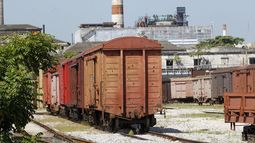 Fotografía de archivo fechada en agosto de 2018 de varios vagones de ferrocarril parados en la terminal de trenes en La Habana, Cuba.