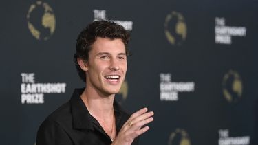 El cantante canadiense Shawn Mendes hace un gesto a su llegada a la ceremonia de entrega de premios Earthshot Prize 2025 en el Museo del Mañana en Río de Janeiro, Brasil, el 5 de noviembre de 2025.