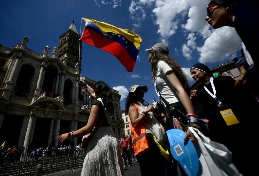 Monjas observan a jóvenes, fieles y peregrinos reunidos junto a la Basílica de Santa María la Mayor durante el Jubileo de la Juventud en Roma el 31 de julio de 2025. Se espera que alrededor de un millón de personas asistan a la misa final el 3 de agosto de 2025, con el papa León XIV en el barrio romano de Tor Vergata, poco más de dos meses después de convertirse en el jefe de la Iglesia católica y el primer papa estadounidense.&nbsp;