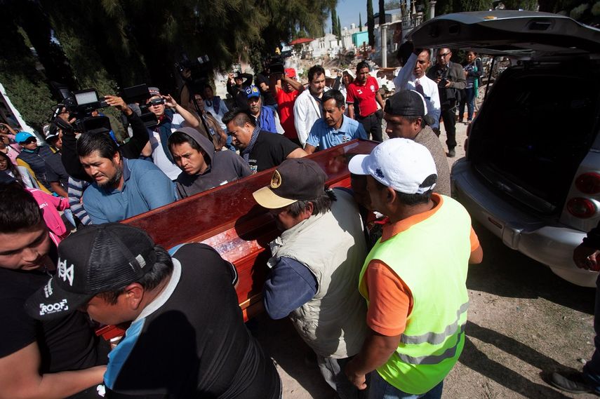 Pobladores de Tlahuililpan participan en los cortejos fúnebres de algunas de las víctimas mortales de la explosión del ducto de Pemex.