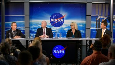 Rick LaBrode (izquierda), director principal de vuelo de Artemis I, habla mientras Judd Frieling (derecha), director de vuelo de ascenso/entrada de Artemis I, Debbie Korth, subgerente del Programa Orion, y Reid Wiseman, astronauta jefe, escuchan en el Centro Espacial Johnson en Houston, Texas.&nbsp;