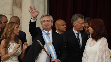 El presidente de Argentina, Alberto Fern&aacute;ndez, saluda despu&eacute;s de prestar juramento en el Congreso en Buenos Aires, Argentina, el martes 10 de diciembre de 2019. A la derecha est&aacute; la vicepresidenta Cristina Fern&aacute;ndez de Kirchner.&nbsp;