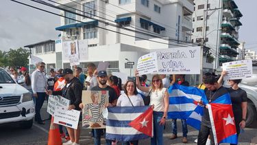 Cubanos durante manifestación civil en Santo Domingo.