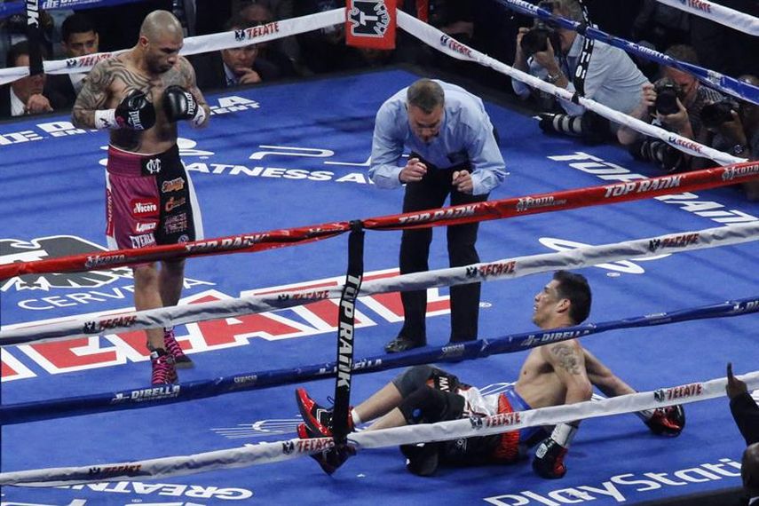 El argentino Sergio Maravilla Martínez (d) cae al piso durante una pelea con el puertorriqueño Miguel Cotto hoy, sábado 7 de junio de 2014, por la disputa del campeonato del peso mediano del Consejo Mundial de Boxeo (CMB), en el Madison Square Garden