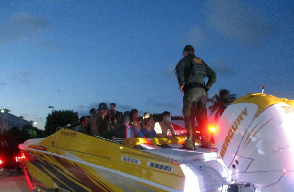 Durante una inspección se descubrió a muchas personas que se ocultaban en la zona frontal de la lancha, un total de 32 supuestos migrantes, indicaron las autoridades este 11 de octubre. Durante una inspección se descubrió a muchas personas que se ocultaban en la zona frontal de la lancha, un total de 32 supuestos migrantes, indicaron las autoridades este 11 de octubre.