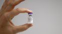 Una enfermera muestra la vacuna Pfizer-BioNtech contra el COVID-19 Una enfermera muestra la vacuna Pfizer-BioNtech contra el COVID-19