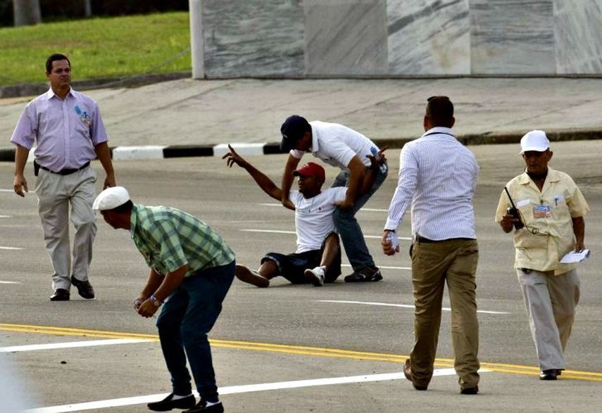 Tres opositores fueron detenidos en la Plaza de la Revolución antes de la misa que Francisco ofició el domingo 20 de septiembre. Cámaras de televisión captaron ese día las imágenes. (CORTESÍA)