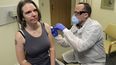 Un farmacéutico aplica a Jennifer Haller la primera dosis de una prueba clínica para una posible vacuna contra el COVID-19, la enfermedad causada por el nuevo coronavirus, el lunes 16 de marzo de 2020, en el Instituto de Investigación Permanente Kaiser de Washington en Seattle. 