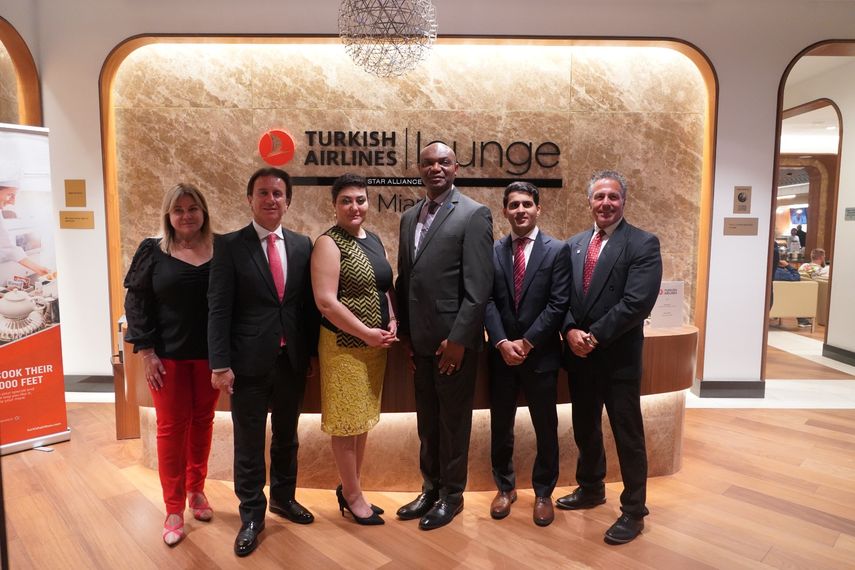 Pierina Lérida, gerente comercial de Turkish Airlines, Mustafa Kizilay, gerente general; Feyza Barutçu Altu, cónsul general de Turquía en Miami; Desmond Alufohai, director de protocolo del Aeropuerto Internacional de Miami y dos miembros de su equipo de trabajo.&nbsp;