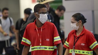 Los empleados del aeropuerto usan m&aacute;scaras como precauci&oacute;n contra la propagaci&oacute;n del nuevo coronavirus COVID-19 mientras trabajan en el Aeropuerto Internacional de Sao Paulo en Brasil, el mi&eacute;rcoles 26 de febrero de 2020.&nbsp;
