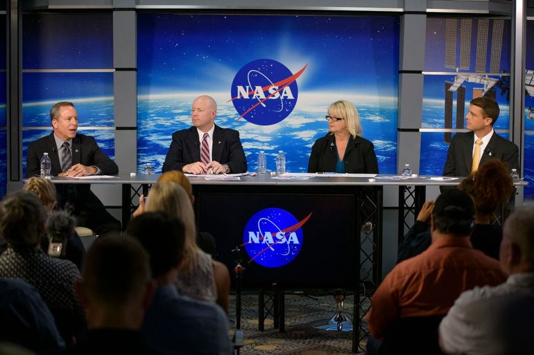 Rick LaBrode (izquierda), director principal de vuelo de Artemis I, habla mientras Judd Frieling (derecha), director de vuelo de ascenso/entrada de Artemis I, Debbie Korth, subgerente del Programa Orion, y Reid Wiseman, astronauta jefe, escuchan en el Centro Espacial Johnson de la NASA en Houston, Texas.