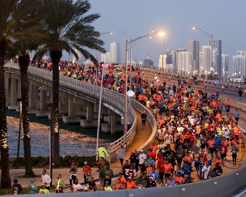 Foto de archivo de los corredores arriban a South Beach, luego de atravesar la Bahía de Biscayne por el McArthur Causeway.