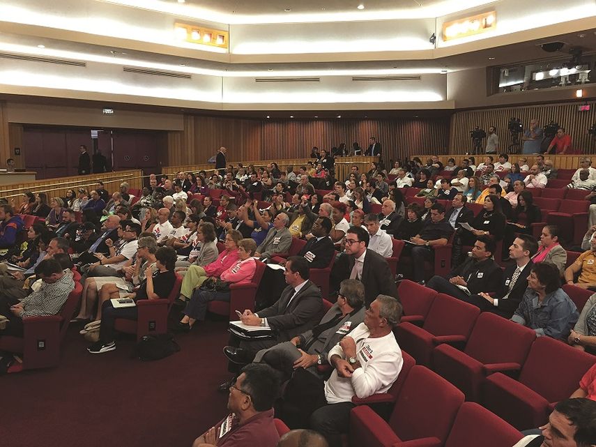 La mayoría de los asistentes a la Comision de Miami-Dade eran grupos interesados en el debate sobre la ordenanza sobre los transexuales. (Foto: Sergio Otálora)