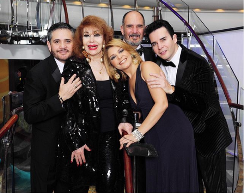 En esta imagen tomada del perfil oficial en Instagram del cantautor Jos&eacute; Cantoral, Itat&iacute; Zucchi de Cantoral e Itat&iacute; Cantoral, junto a la familia.&nbsp;