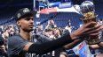 El francés Víctor Wembanyama, de los Spurs de San Antonio, levanta el trofeo Earvin Magic Johnson de MVP tras la victoria de su equipo contra el Thunder de Oklahoma City, el 30 de mayo de 2026.