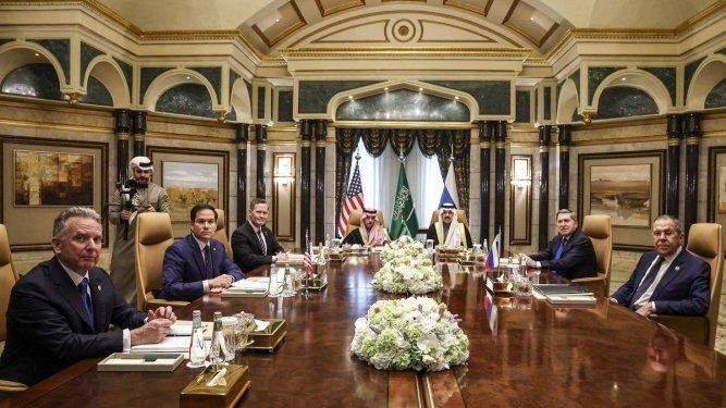 El enviado de EEUU para Oriente Medio, Steve Witkoff; el secretario de Estado, Marco Rubio; el asesor de seguridad nacional, Mike Waltz; el ministro de Asuntos Exteriores de Arabia Saudí, el príncipe Faisal bin Farhan al-Saud; el asesor de seguridad nacional, Mosaad bin Mohammad al-Aiban; el asesor de política exterior del presidente ruso, Yuri Ushakov; y el ministro de Asuntos Exteriores de Rusia, Sergei Lavrov, asisten a una reunión en el Palacio Diriyah de Riad el 18 de febrero de 2025.&nbsp;