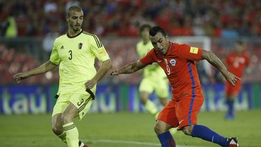 El jugador de la selección chilena de fútbol Esteban Paredes (derecha) disputa el balón con Mike Villanueva.&nbsp;