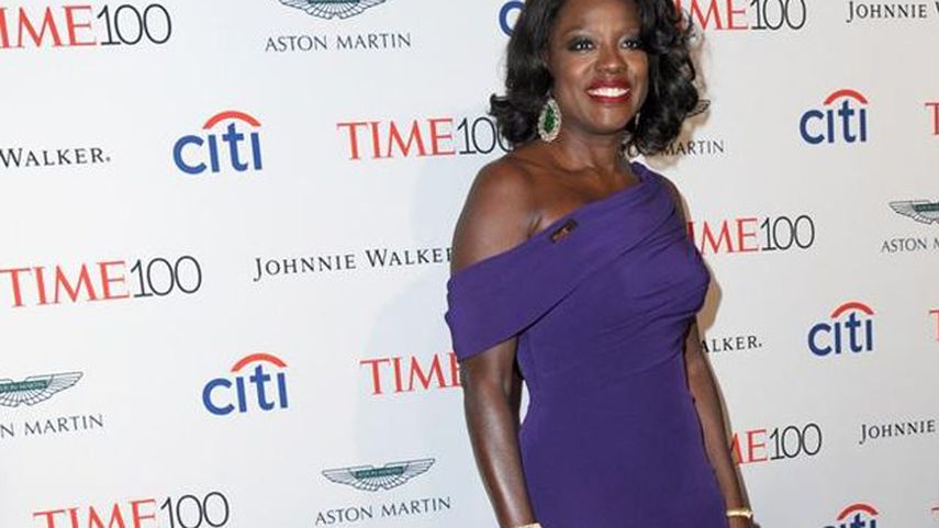 Davis interpreta en Widows a Veronica Rawlins, la esposa del cabecilla de una banda criminal (Neeson) que decide perpetrar un golpe con la ayuda de las otras viudas cuando el grupo de delincuentes muere en un asalto fallido.