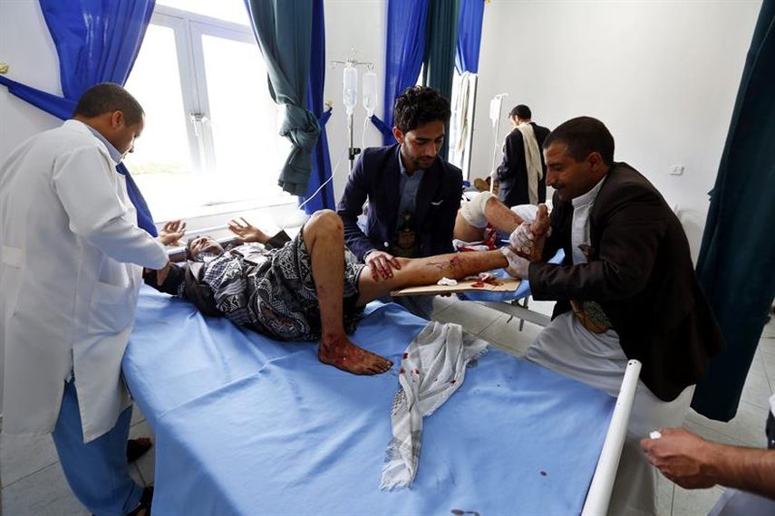 Yemeníes que resultaron heridos en varios ataques con explosivos contra dos mezquitas chiíes en el norte y el centro de Saná, reciben atención médica en un hospital de la capital de Yemen. (EFE)