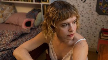 Corina&nbsp;nos pone en la piel de una correctora de estilo agorafóbica que hace su vida entre su casa, una bodega y el trabajo.