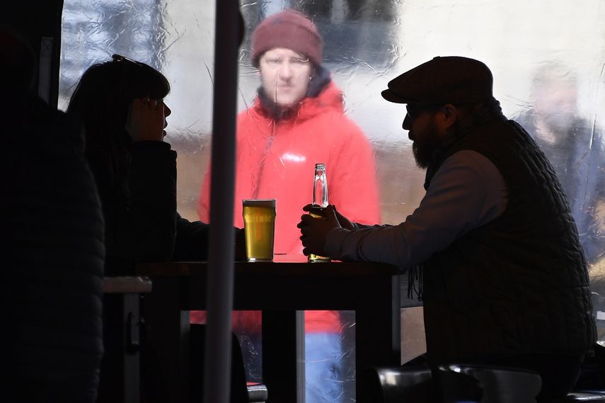 La gente disfruta de poder estar en un bar en el Borough Market de Londres el 12 de abril del 2021.&nbsp;