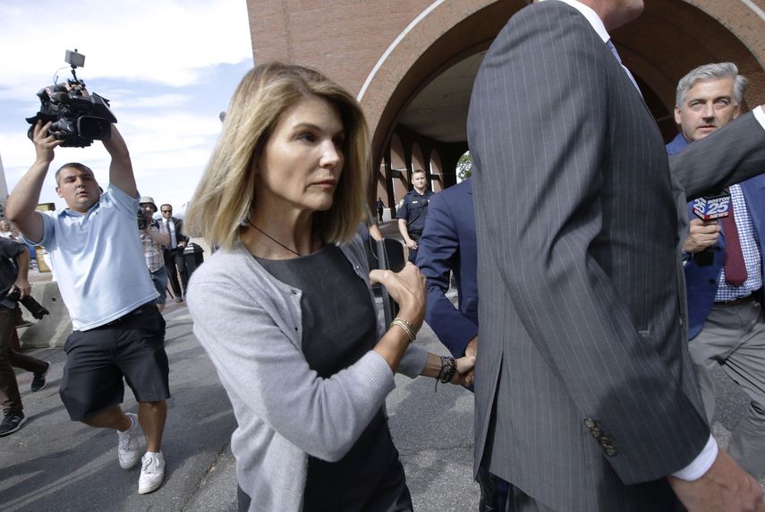 En esta foto del 27 de agosto del 2019, la actriz Lori Loughlin sale de un tribunal federal en Boston tras una audiencia sobre el esc&aacute;ndalo de sobornos de padres a universidades para conseguir que sus hijos sean admitidos.&nbsp;