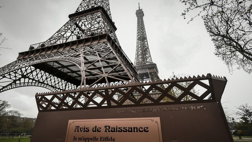 Una fotografía tomada el 1 de abril de 2023 muestra una vista de una réplica (derecha) de la Torre Eiffel, ubicada cerca de la original en París.