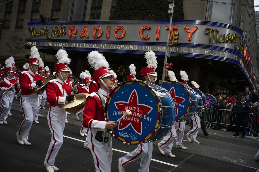 Juerguistas recorren la Avenida de las Américas frente al Radio City Music Hall durante el Desfile de Macys del Día de Acción de Gracias, el 28 de noviembre de 2019 en Nueva York.