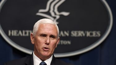 El vicepresidente Mike Pence habla durante una conferencia de prensa en el Departamento de Salud y Servicios Humanos, en Washington, el viernes 26 de junio de 2020.