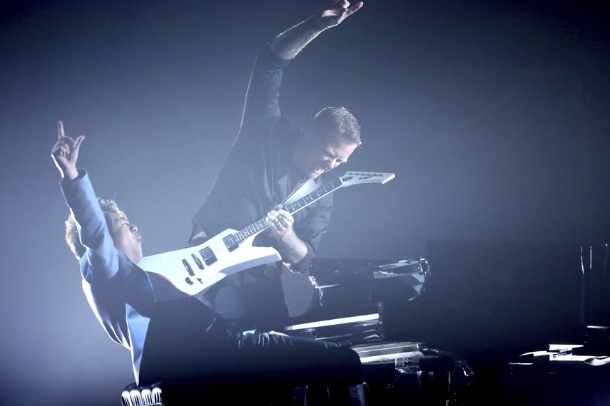 El pianista Lang Lang durante una presentaci&oacute;n con James Hetfield de Metallica en la 56&ordf; entrega anual de los Grammy en Los Angeles.