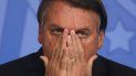 El residente brasileño Jair Bolsonaro se pone las manos en el rostro durante una ceremonia en el palacio presidencial en Brasilia el jueves, 26 de noviembre del 2020. Bolsonaro dice que no va a vacunarse para el coronavirus y dijo que el uso de máscaras paralimitar la diseminación de la enfermedad es “el último tabú en caer”. El residente brasileño Jair Bolsonaro se pone las manos en el rostro durante una ceremonia en el palacio presidencial en Brasilia el jueves, 26 de noviembre del 2020. Bolsonaro dice que no va a vacunarse para el coronavirus y dijo que el uso de máscaras paralimitar la diseminación de la enfermedad es “el último tabú en caer”.