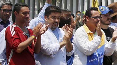 El abogado Roberto Marrero (centro) durante un mitin en Venezuela, el 16 de marzo del 2019.&nbsp;