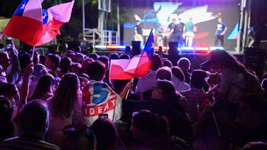 Los simpatizantes del candidato presidencial de Chile, José Antonio Kast, del partido Partido Republicano, esperan un discurso después de los primeros resultados de las encuestas de salida de las elecciones generales en Paine, al sur de Santiago, el 16 de noviembre de 2025.
